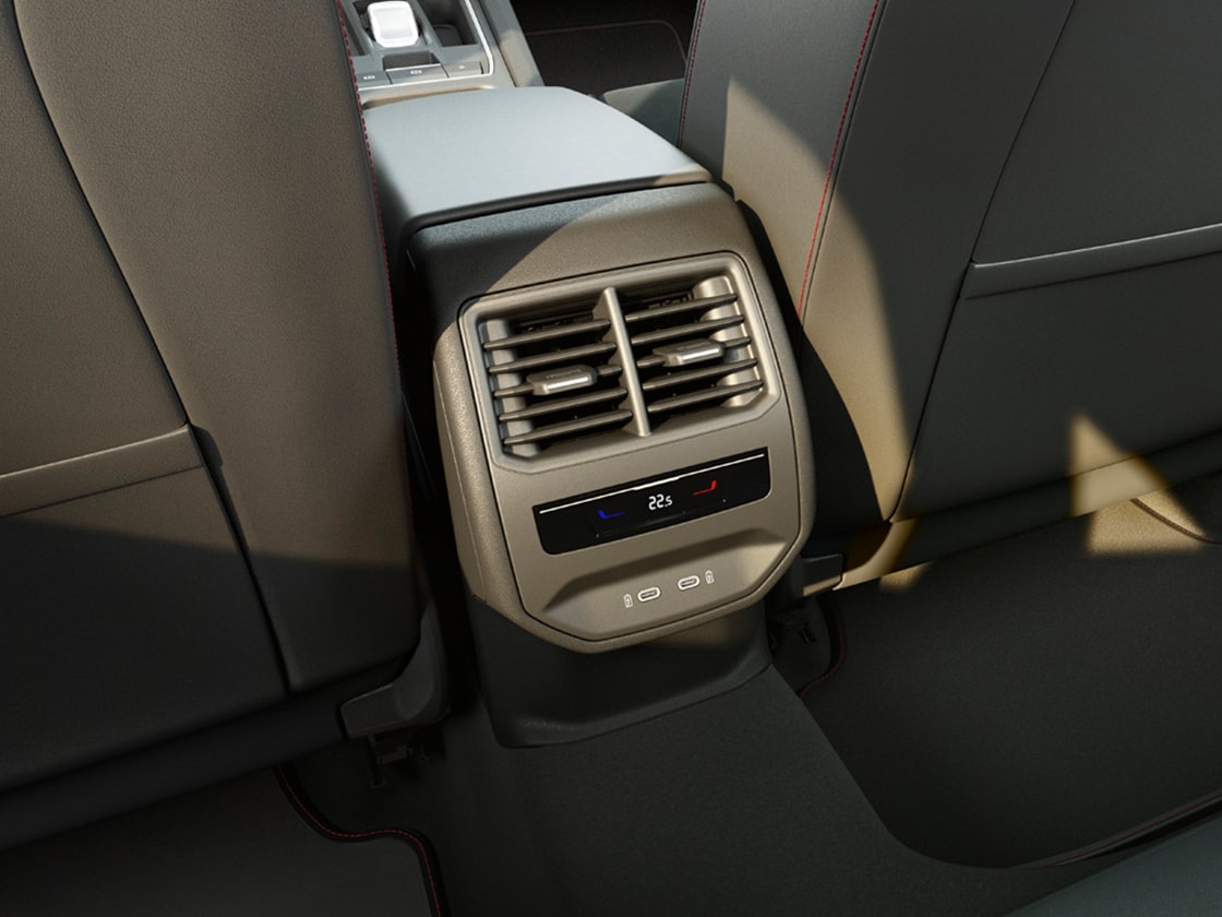 Rear interior view showcasing the SEAT Leon's Comfort Pack with 3-zone Climatronic air conditioning, USB Type-C sockets, and centre armrest.