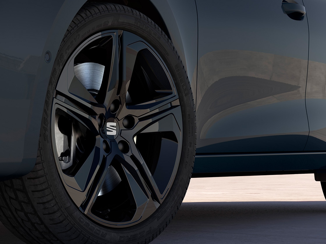 Close-up of SEAT Leon's Performance 18-inch Black Alloy wheel in the Black Edition, showcasing a sleek and sporty design.