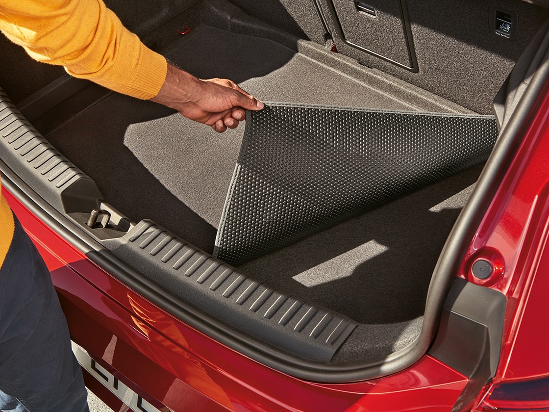 Durable and waterproof reversible boot mat in the seat leon, featuring hard-wearing carpet on one side and a robust rubber surface on the other.